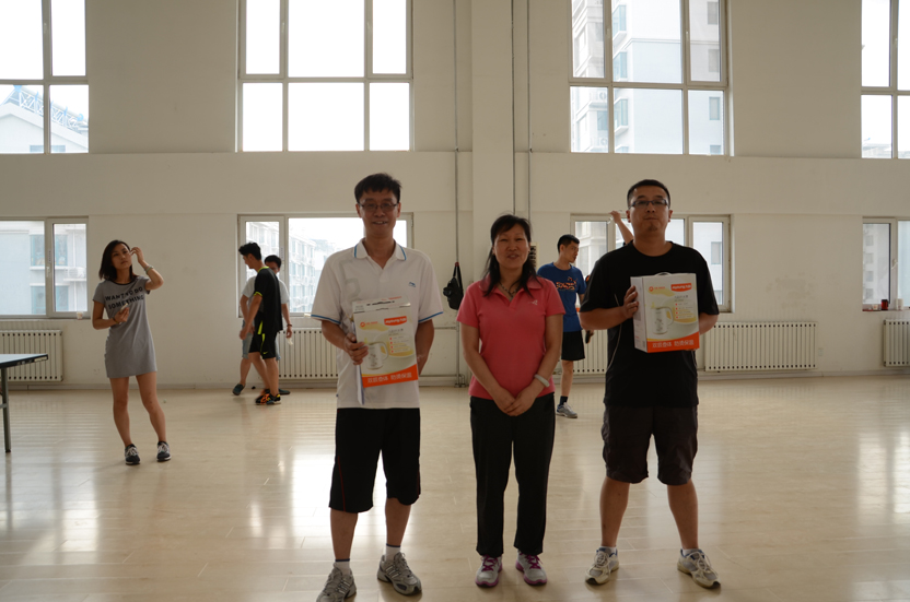 参加物产集团第四届乒乓球比赛--男子单打三等奖获得者姜涛与颁奖领导合影
