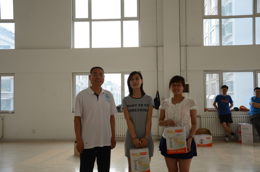 参加物产集团第四届乒乓球比赛--女子单打三等奖获得者刘信玉、文雯与颁奖领导合影